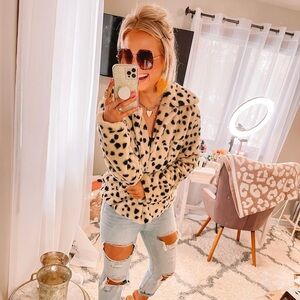 Cheetah, button up, fuzzy shacket!
